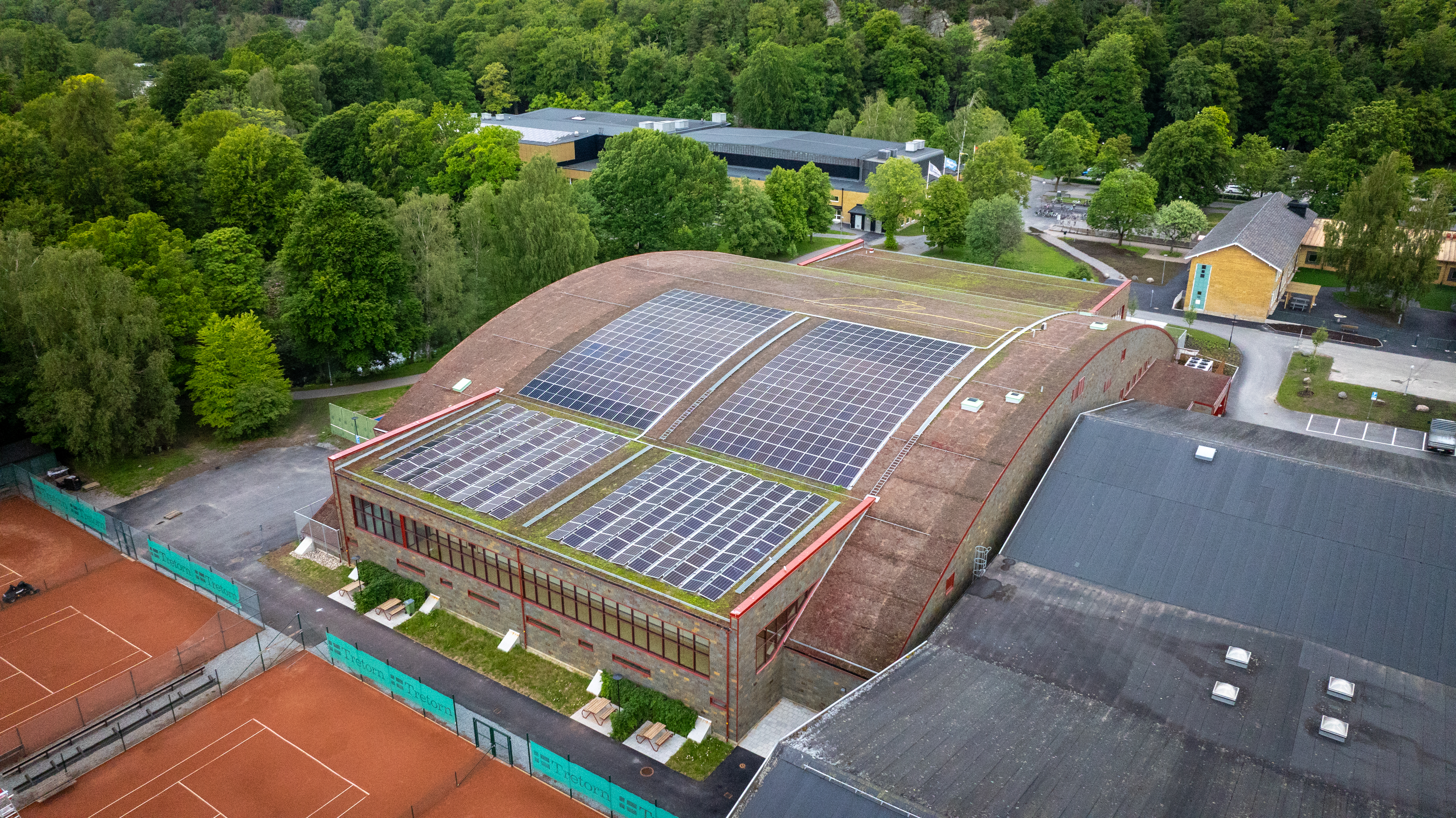 Nolhaga Ishall - Grönt tak & Solceller