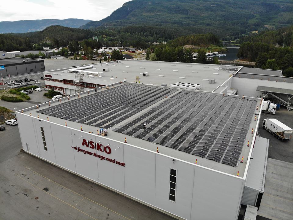 Solceller på ett stort tak är en god investering